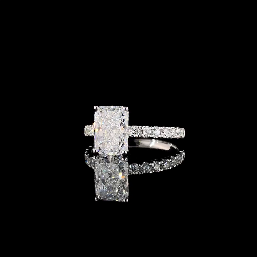 Кольцо с камнем 0,60 г (3 кт), белое золото